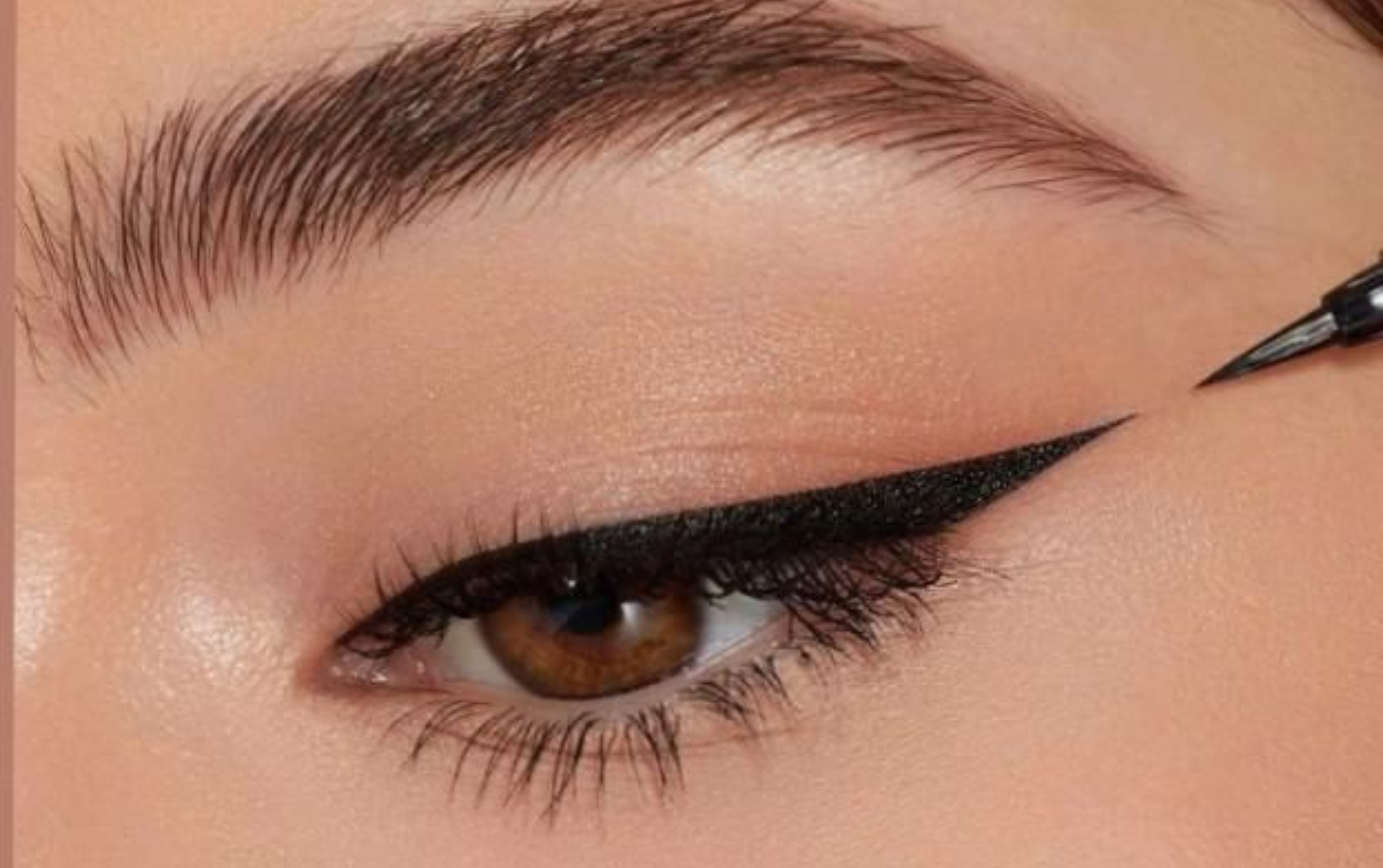 Delineado de Gatinho Perfeito: Técnicas para Todos os Níveis